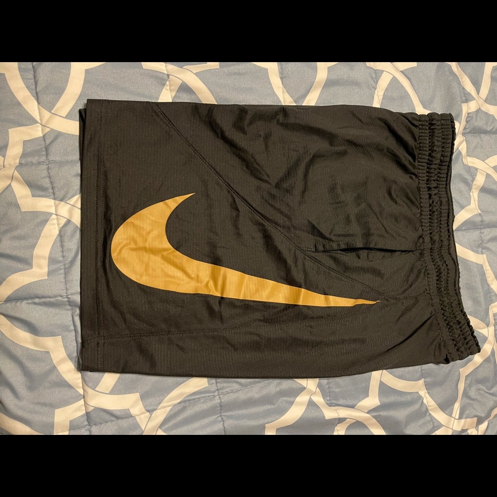 Nike men’s basketball shorts large